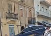 Auto finisce nello scavo di un cantiere stradale
