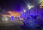 Inferno nella notte a Marsala: brucia la Sarco, azienda leader nel riciclo di rifiuti