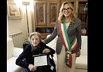 Nonna Agata Genco festeggia 100 anni. Patti consegna la targa a nome della Città di Marsala