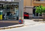 Alcamo, cartello caduto da giorni e nessuno interviene in via Ugo Foscolo