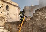 Mazara, incendio in un'area privata del centro storico utilizzata da alcuni anni come discarica da incivili 