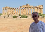 Il Dj Albertino in vacanza in Sicilia visita il Parco Archeologico di Selinunte