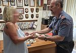 Trova un portafoglio con soldi e documenti e lo riconsegna ai Carabinieri 