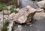 Castellammare, distacco di un masso sulla carreggiata: strada del porto chiusa per sicurezza