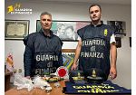 In viaggio con quasi due chili di droga nello zainetto, arrestato dalle fiamme gialle