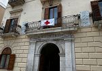 Alcamo, esposta al comune la bandiera della Croce Rossa Italiana