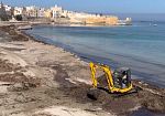 ​Trapani, avviata oggi la pulizia della spiaggia alle Mura di Tramontana