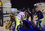 Barca distrutta dalle fiamme al largo di Marsala, salvato un uomo nella notte