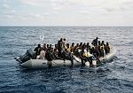 Gommone alla deriva nel Mediterraneo: 37 vite a rischio e appelli urgenti