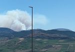 Brucia Montagna Grande, sul posto tre elicotteri e un Canadair