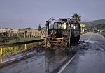 Pullman di Autoservizi Salemi in fiamme sulla Statale 188