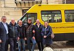 Castellammare ha un nuovo scuolabus. Il mezzo consegnato al comune