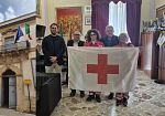 Partanna si tinge di bianco e di rosso: la bandiera della Croce Rossa sventola sul Palazzo Municipale