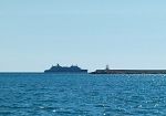 Difficile entrare nel porto di Mazara, così una delle navi più lussuose al mondo, la Seabourn Venture, resta alla fonda