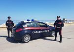 Ruba alcolici e aggredisce il proprietario, arrestato