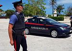 Padre e figlio arrestati per aver aggredito un uomo al bar con un coltello