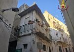 Crolla un balcone, una donna perde la vita