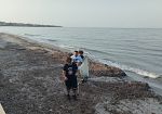 Mazara, spiaggia di San Vito pulita al mattino: il lavoro silenzioso di tre giovani volontari