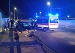 Mazara, nella notte Fiat 500 fuori controllo in via Archi: abbattuto un palo della luce, ferita una donna