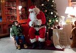 In silenzio, da solo con i suoi elfi magici, anche quest’anno compie il miracolo: Babbo Natale sta arrivando
