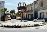 Marsala, un grande calice svetta sulla via Trapani: la nuova installazione divide la città