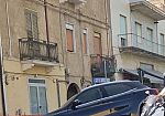 auto-finisce-nello-scavo-di-un-cantiere-stradale
