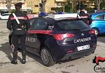 Con un’ascia distrugge citofono e defibrillatore della caserma dei carabinieri, denunciato