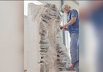 Lo scultore mazarese Gerry Bianco a lavoro su una nuova opera :“La donna che sostiene il mondo”