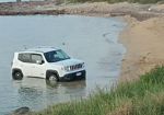 Petrosino, dimentica il freno a mano e la Jeep finisce in mare