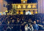 La magia del Natale accende Marsala: folla record per l'albero in piazza