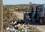 Codice della strada: multe fino a 18mila euro per chi abbandona rifiuti dall'auto