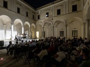 a-cento-anni-dalla-morte-di-erik-satie-il-luglio-musicale-trapanese-omaggia-il-genio-eccentrico-e-innovativo