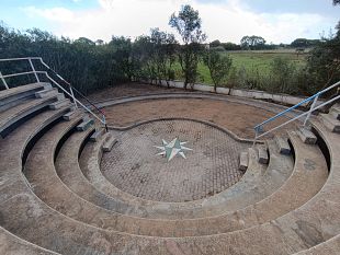 recuperata-a-favignana-unarea-pubblica-abbandonata-riemerge-un-piccolo-anfiteatro