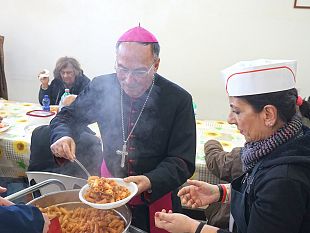 marsala-il-vescovo-serve-il-pranzo-ai-poveri-alla-mensa-giorgio-la-pira