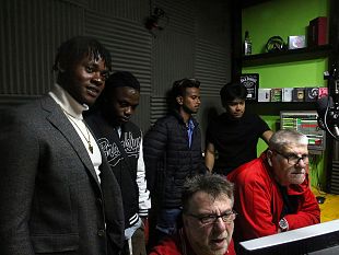 badia-grande-ieri-su-zakradio-migranti-on-air-per-parlare-delle-loro-mamme