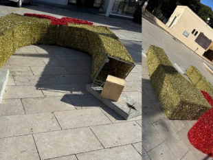 mazara-camion-fa-cadere-laddobbo-a-forma-di-pacco-regalo-presente-in-piazza-mokarta