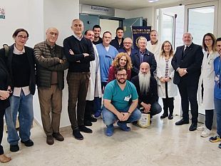 il-rotary-club-mazara-dona-pedana-di-bottiglie-dacqua-allospedale-aajello