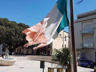 il-lettore-segnala-la-bandiera-strappata-in-piazza-matteotti