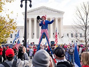 e-finito-il-secolo-americano-ultimo-atto-lassalto-al-congresso-da-parte-degli-ultras-di-donald-trump-sempre-piu-solo