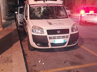 panico-allinformagiovani-uomo-arreca-gravi-danni-al-taxi-sociale