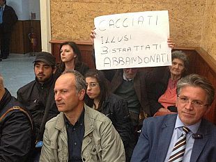 video-protesta-in-consiglio-comunale-degli-sfrattati-dalle-case-popolari-di-via-mazara
