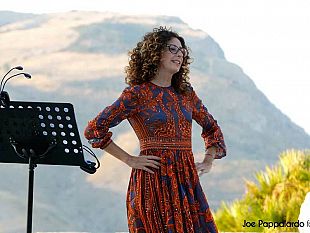 segesta-dal-tramonto-all-alba-risate-e-emozioni-con-teresa-mannino-incanta-il-faust-all-alba-di-piazza