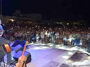 petrosino-estate-2017-migliaia-di-persone-ieri-sera-al-concerto-di-vecchioni-in-piazza-biscione