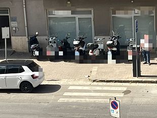 alcamo-giungla-parcheggi-in-viale-europa-scooter-invadono-i-marciapiedi-nei-pressi-del-distretto-sanitario