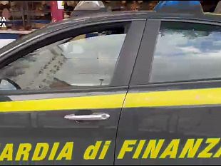 contraffazione-a-partinico-scoperti-oltre-mille-capi-falsi-in-un-magazzino-denunce-e-sequestri