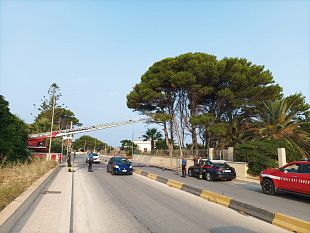 perde-il-controllo-dellauto-e-finisce-contro-un-palo