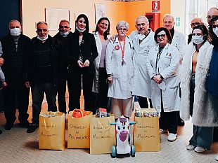 consegnati-allospedale-di-trapani-i-giocattoli-in-movimento