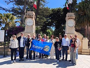marsala-si-anima-con-la-prima-janes-walk-al-giardino-villa-cavallotti