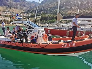 la-guardia-costiera-di-castellammare-del-golfo-salva-sei-turisti-inglesi