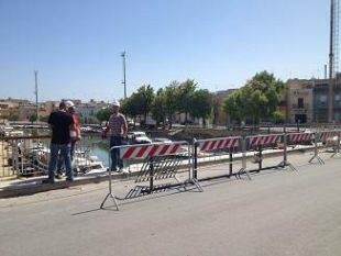 in-corso-di-sistemazione-la-ringhiera-del-ponte-sul-mazaro